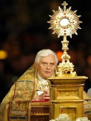 Benedetto XVI in preghiera davanti al Santissimo