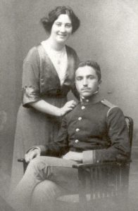 Marcello Labor, in divisa, con la moglie