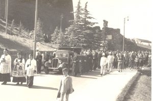 Il corteo funebre passa per via Capitolina